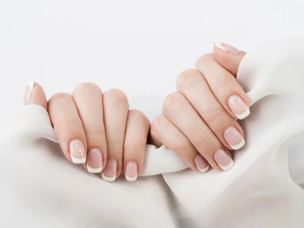 french manicure discrète style pour mariage sorties