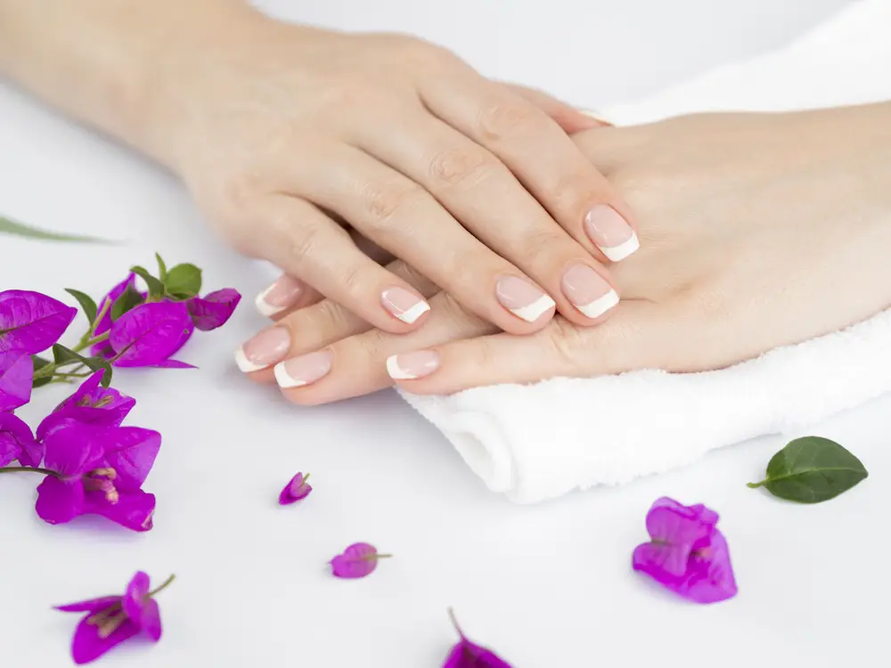 french manicure jolie mains avec des roses