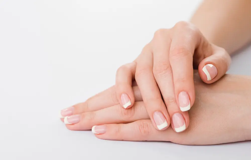 french manicure trait de vernis blanc sur le bord