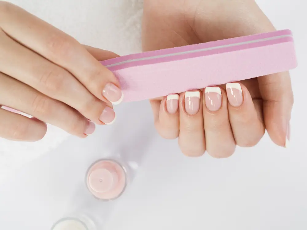 french manicure trait sur le bord de l’ongle