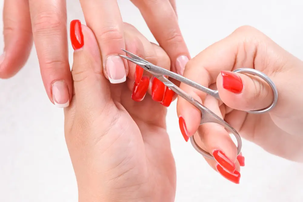 manicure nettoyer les cuticules avec ciseaux