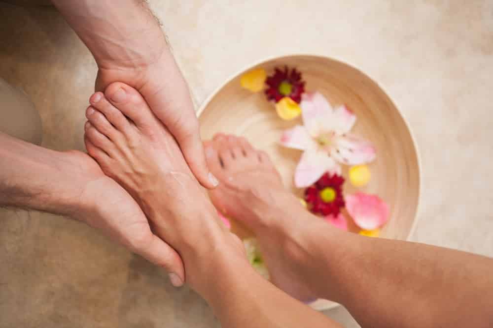 Мыть ноги мужчине. Девушка моет ноги. Омывание ног женщине. Мыльный массаж ног.