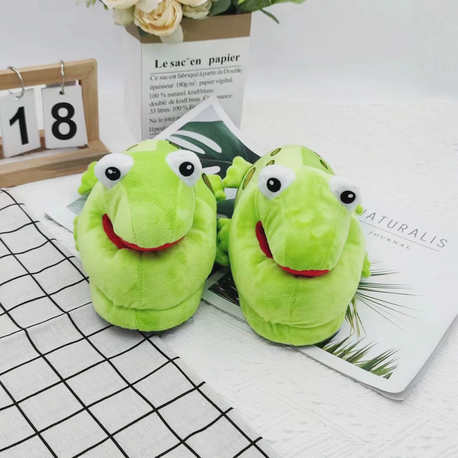 Winter Slipper Wood Floor Slippers Cartoon Lightweight Non Slip Soft Frog Slippers for Women Men Indoor Adults Travel SPA