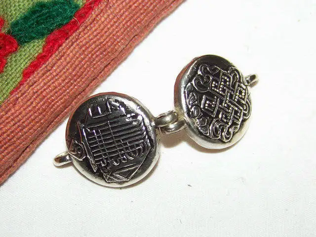 Médaillon de boîte de prière d'amulette tibétaine