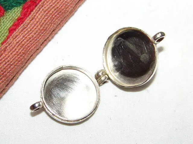 Médaillon de boîte de prière d'amulette tibétaine